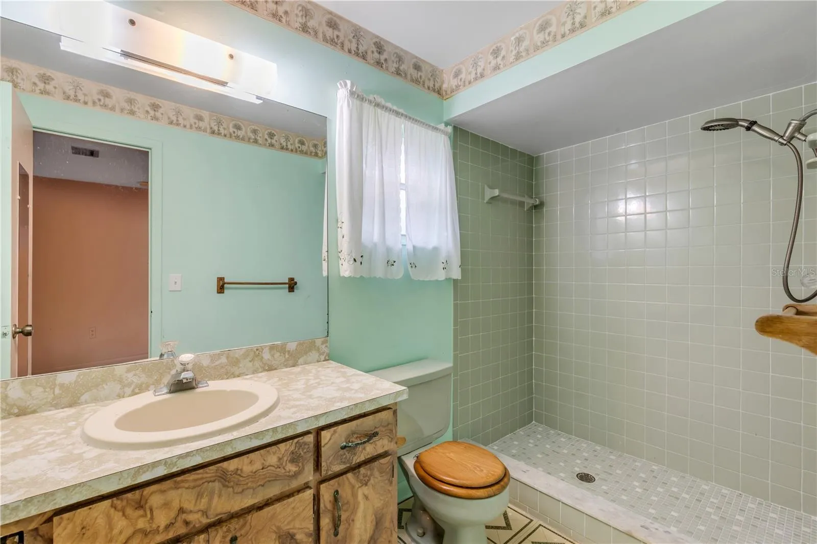 Primary en-suite bath