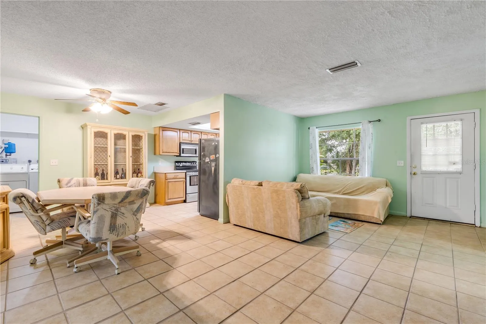 Living area/dining