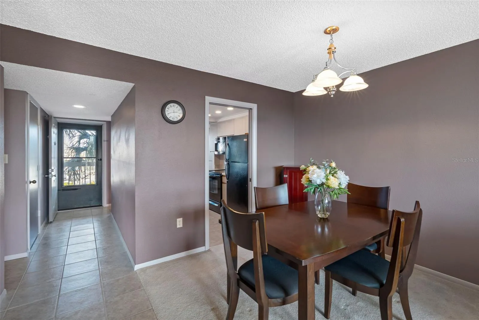 Dining area witn front door view