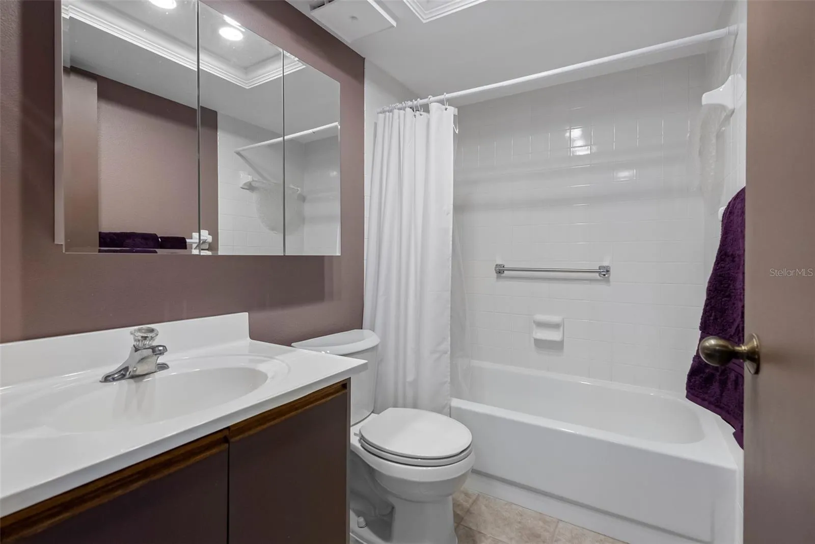 Guest bath with garden tub