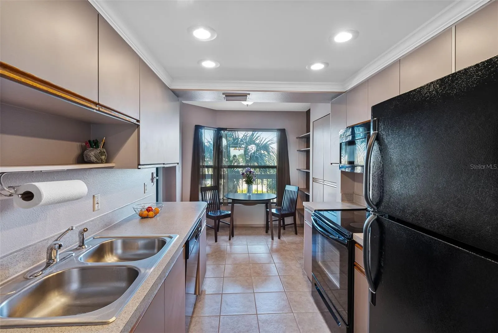 Full kitchen