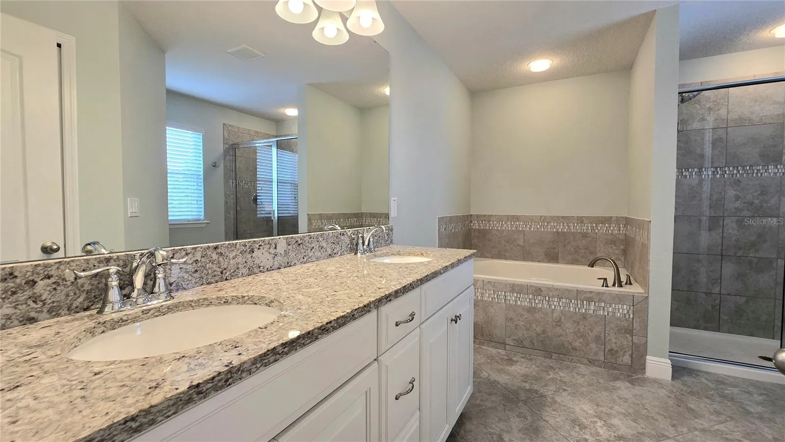 Master Bathroom (Perspective 1)