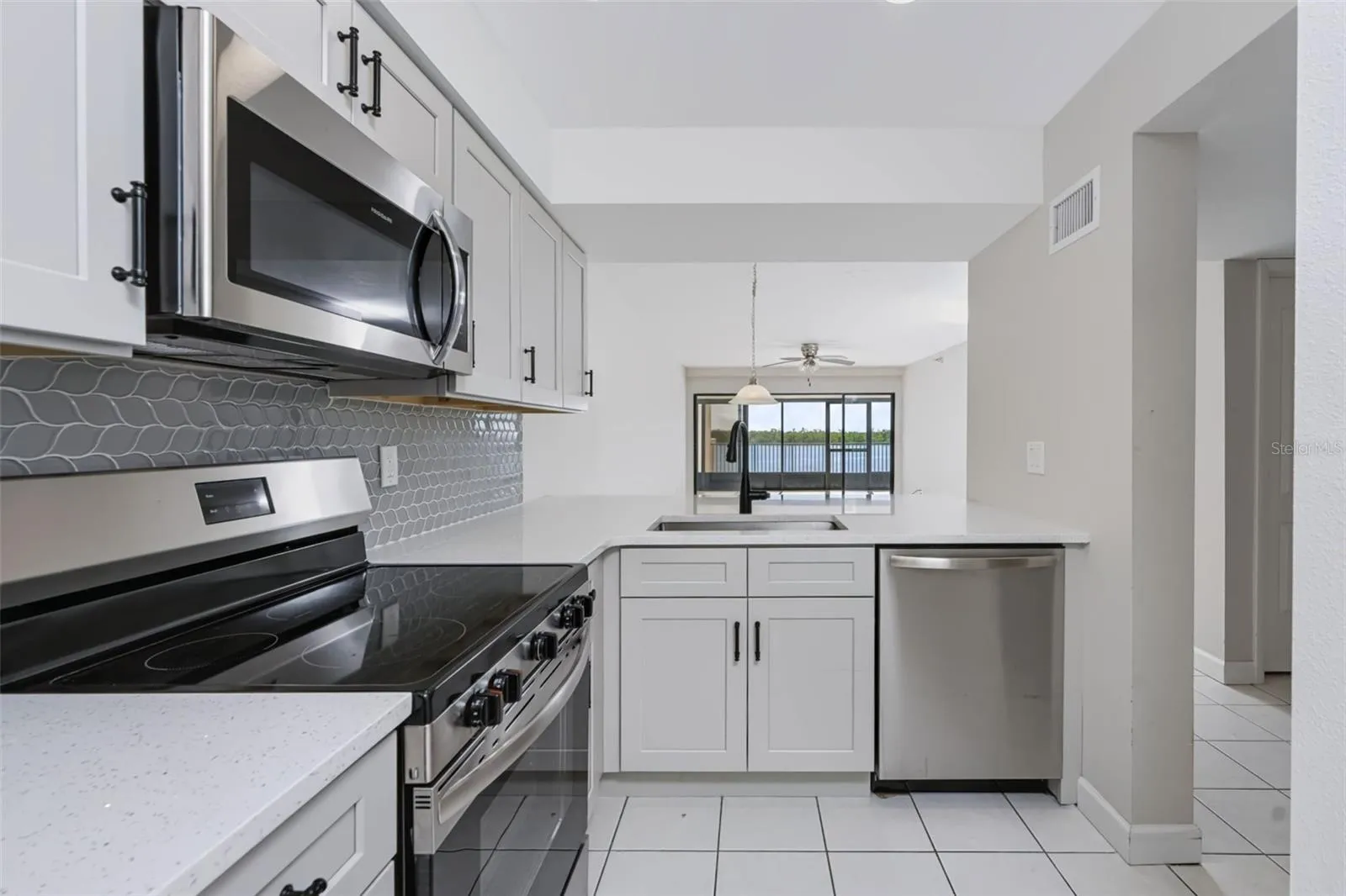 Kitchen with waterview!