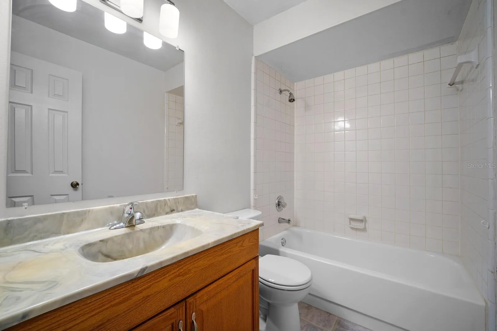 guest bath w/ tub
