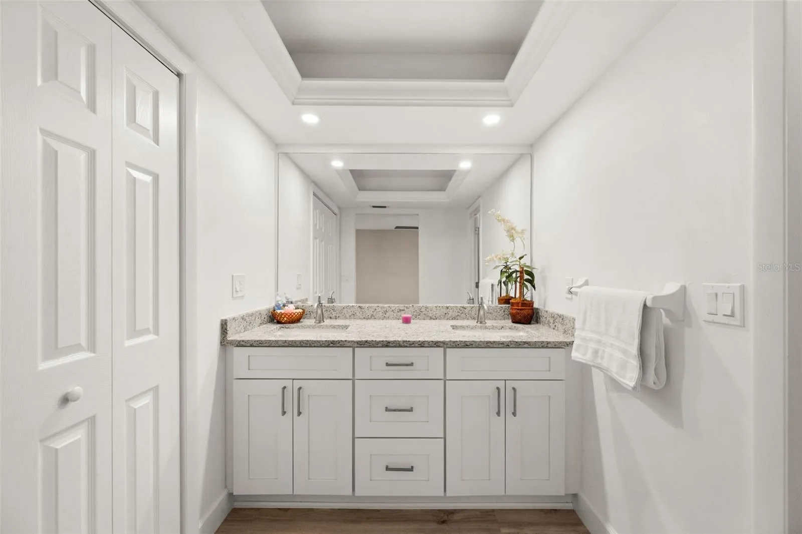 Primary bath with dual sinks