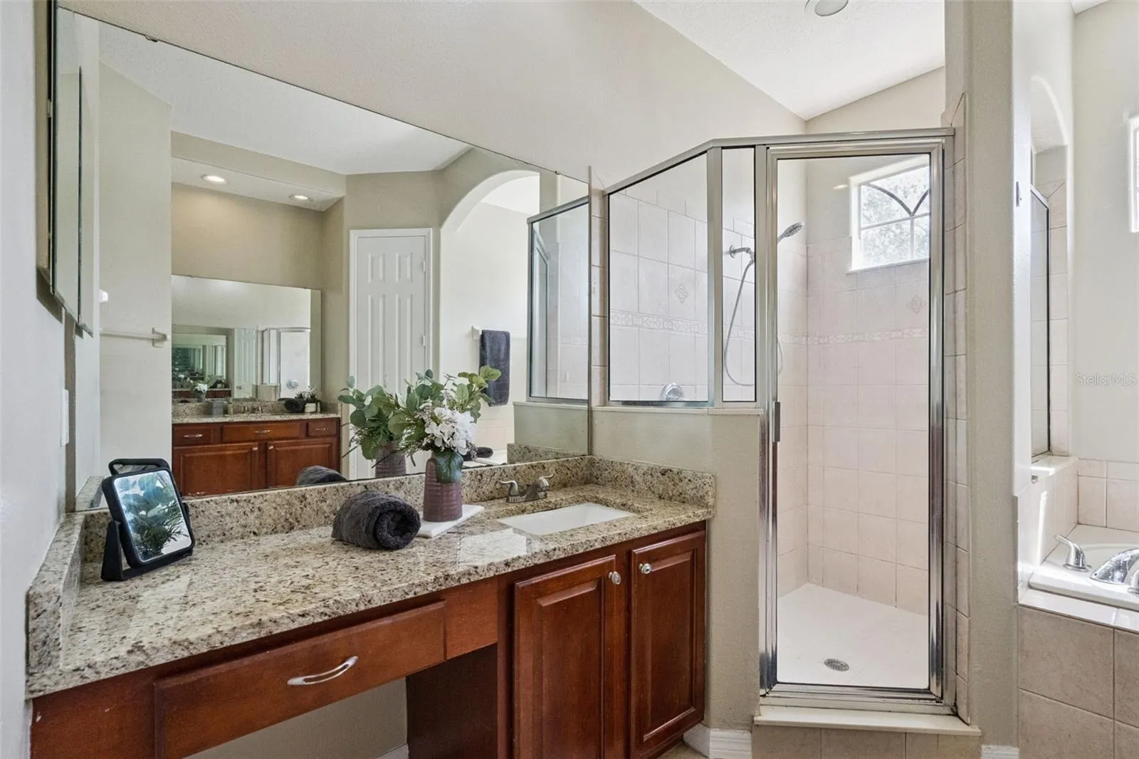 HER VANITY/SHOWER