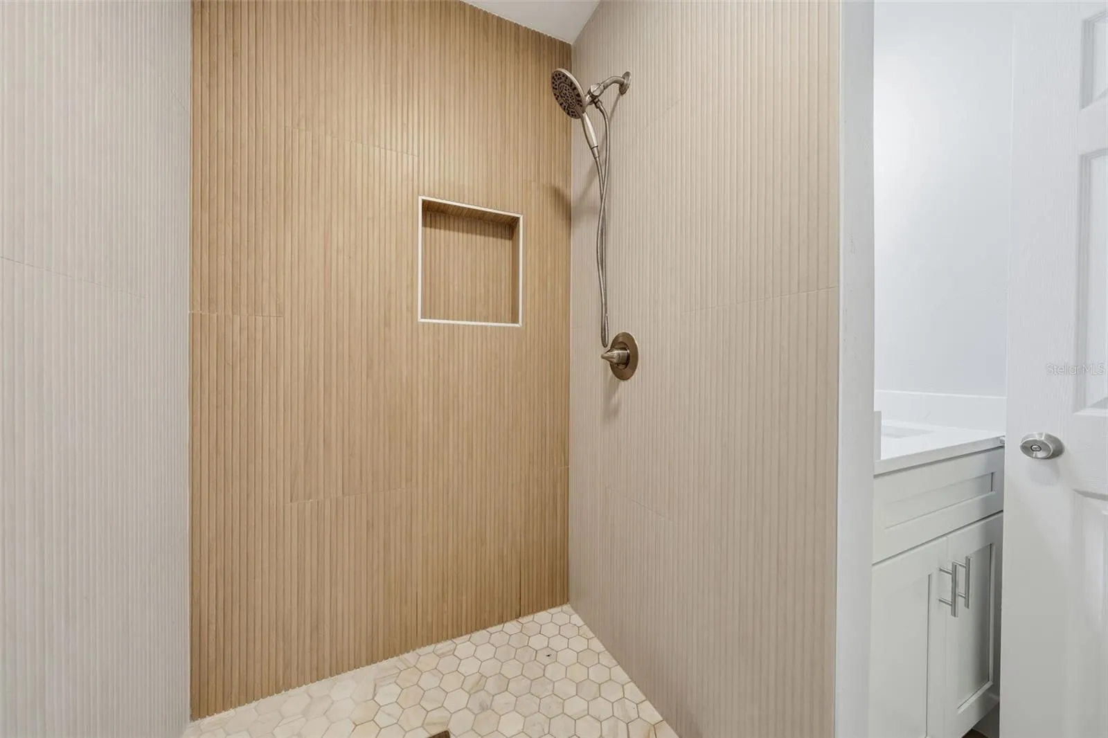 Tiled shower with a built-in niche