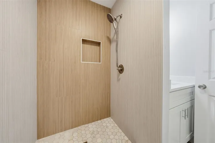 Tiled shower with a built-in niche