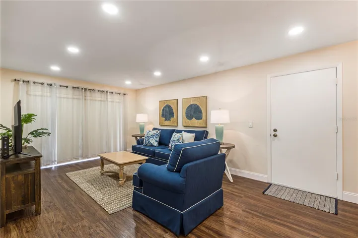 Turnkey condo - Living room