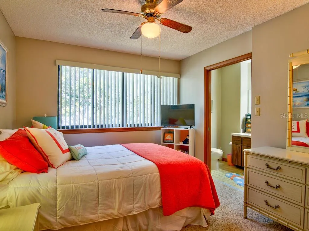 Guest bedroom with ensuite bathroom