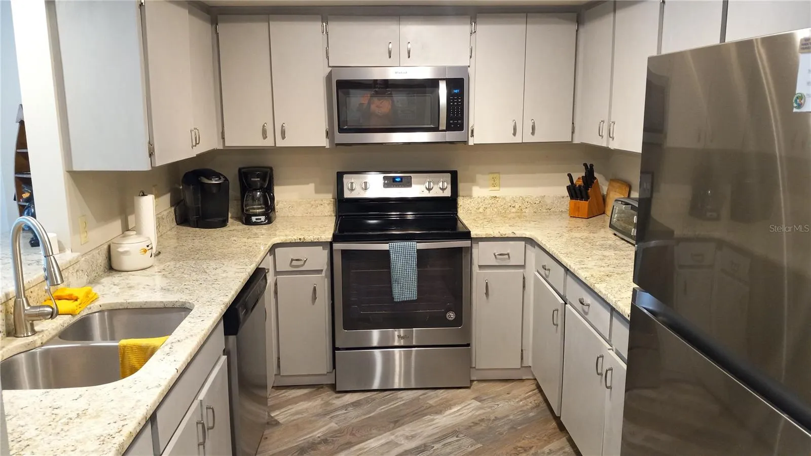 Fully equipped kitchen, granite counters, stainless steel appliances