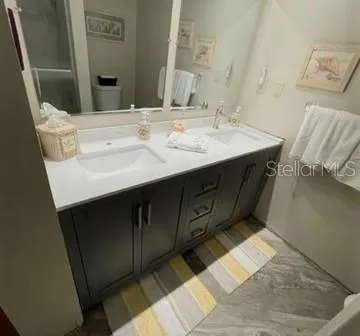 Primary bathroom tub/shower combo