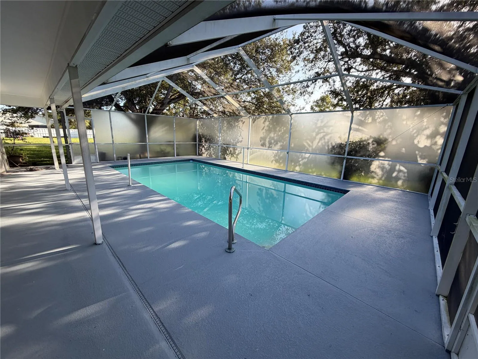 Pool and Screen Enclosure w Privacy Screens