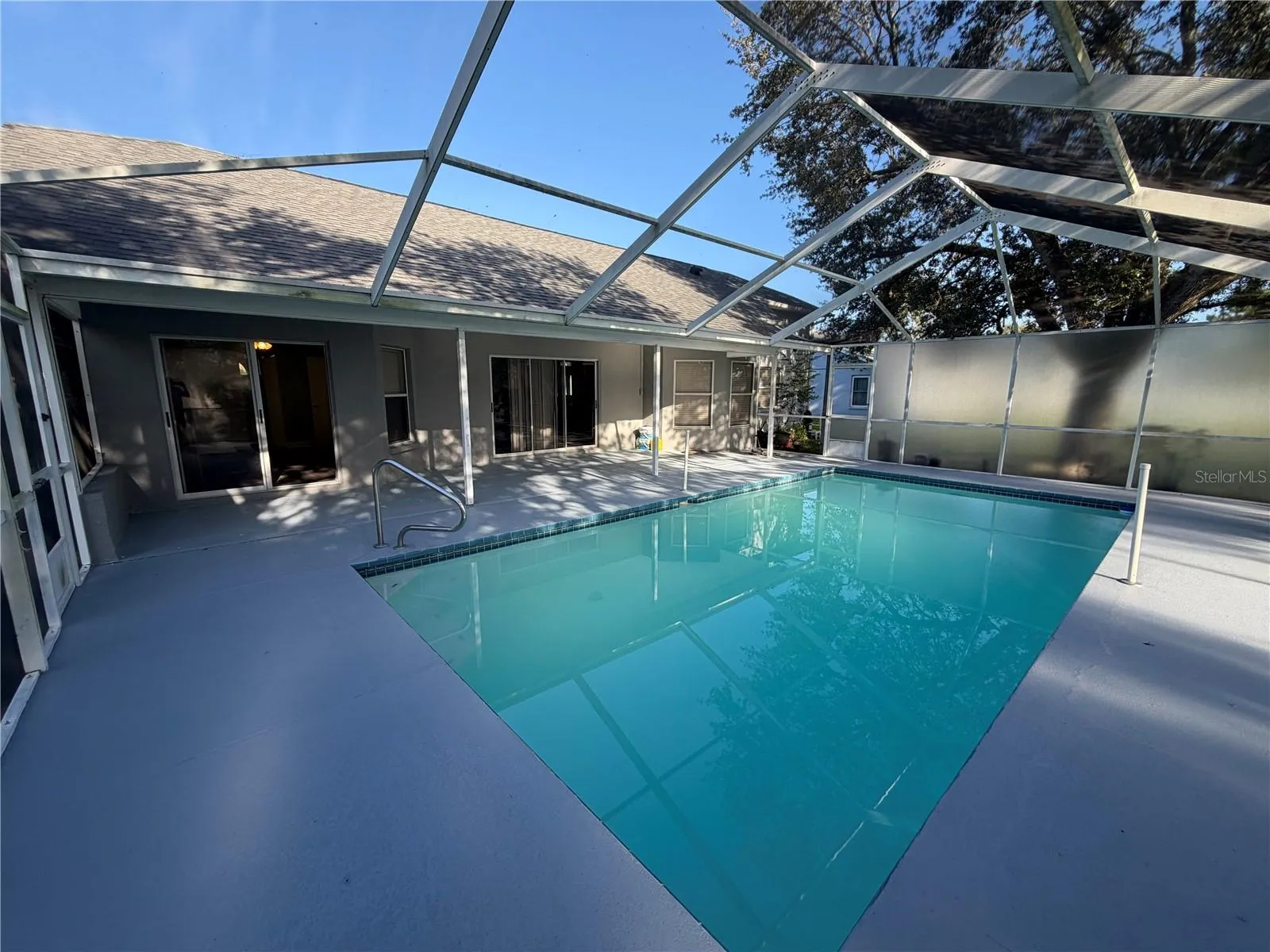 Pool and Screen Enclosure w Privacy Screens