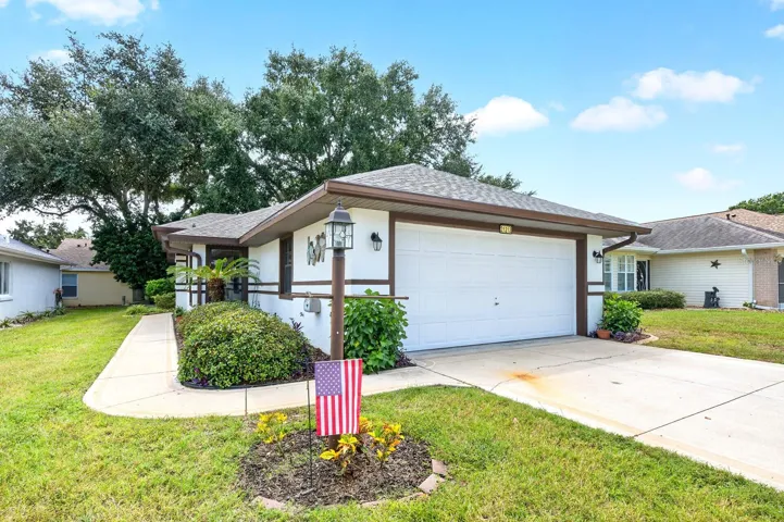 Welcome to easy Florida living in the SOUGHT-AFTER 55+ ROYAL HIGHLANDS community, where comfort, recreation and an ACTIVE LIFESTYLE come together in a GUARD-GATED GOLF COMMUNITY.