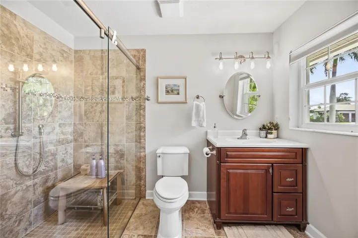 Main en-suite bathroom w/ walk-in shower