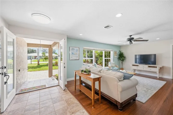 Open floor plan- living room