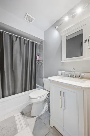 The 2nd Bathroom in the Hallway between the two bedrooms