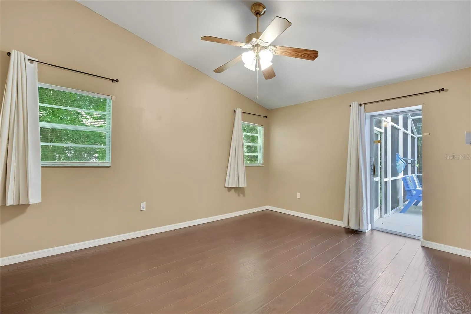 Bedroom with direct access to the screened outdoor area