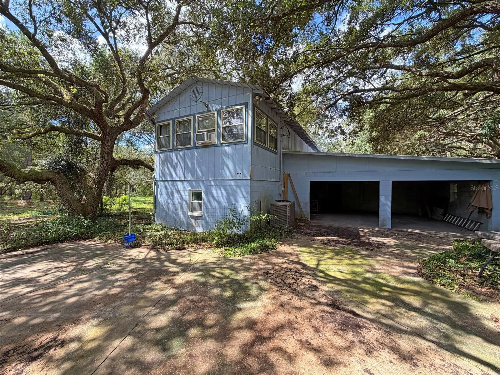 pavement drive way to the 2-car garage