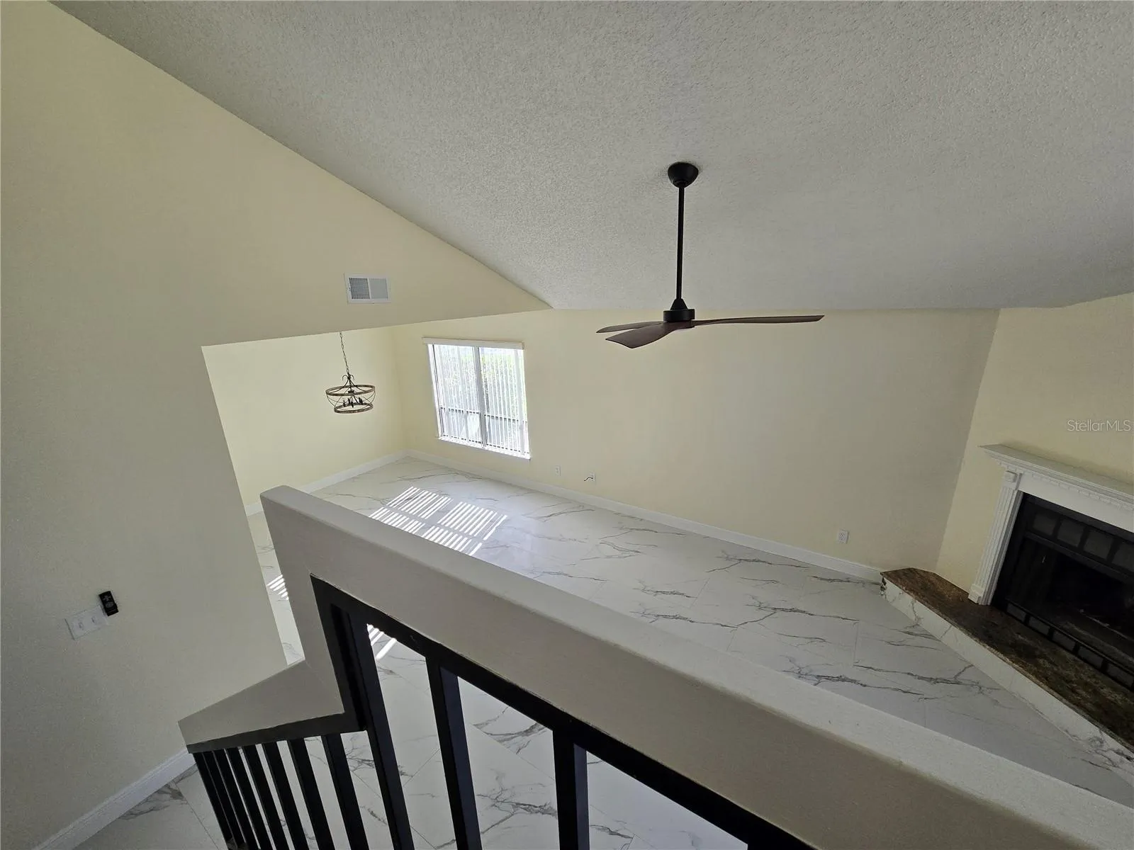 Bright entrance with window and blinds