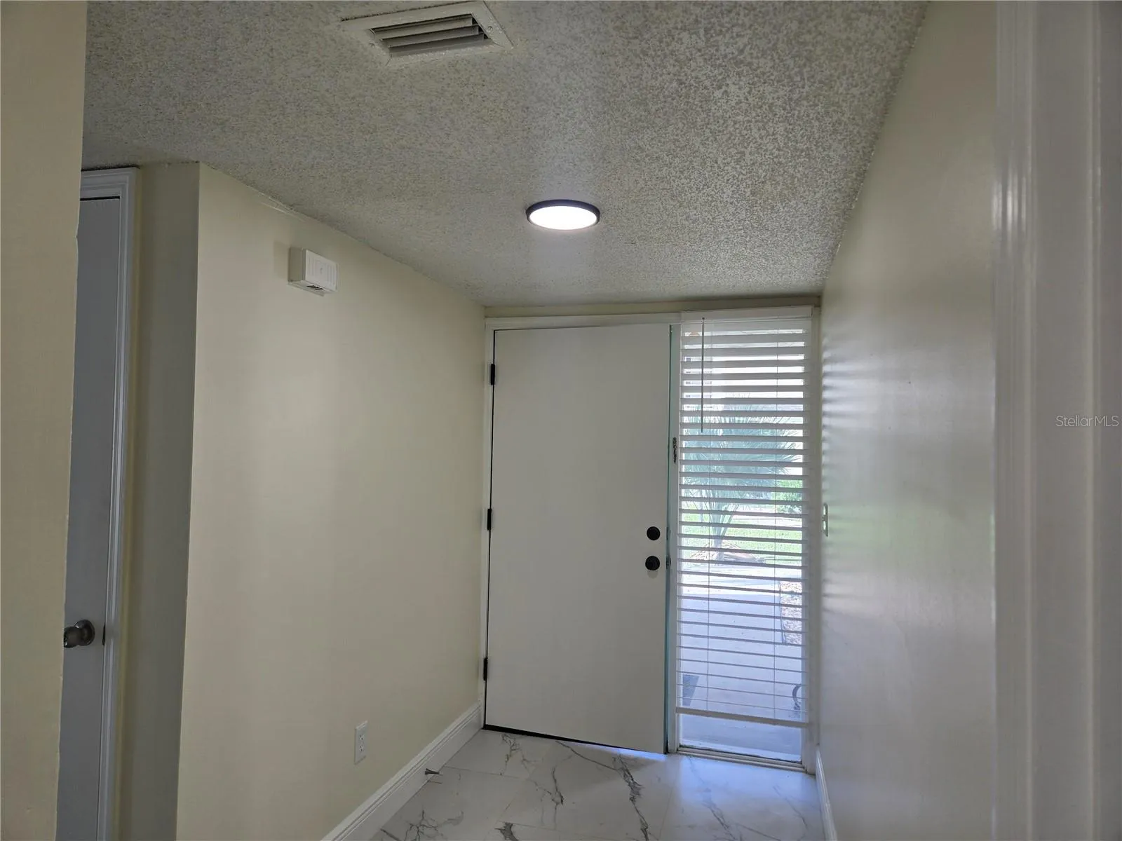 Bright entrance with window and blinds