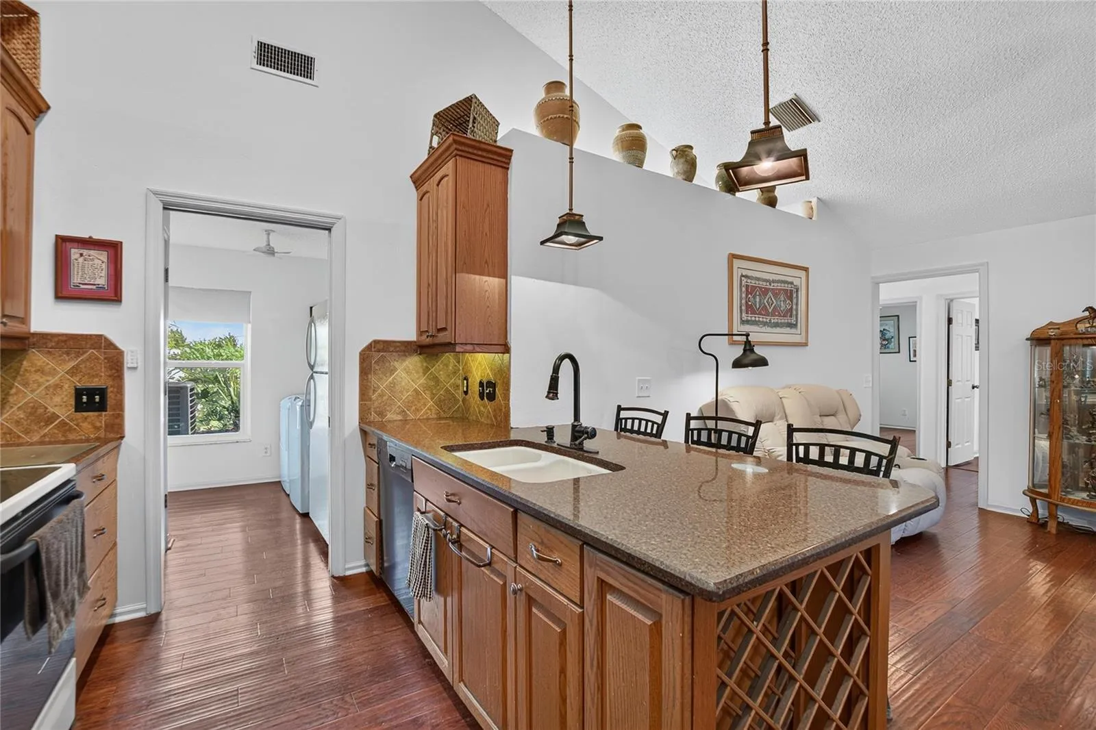 Kitchen w/Bar Seating
