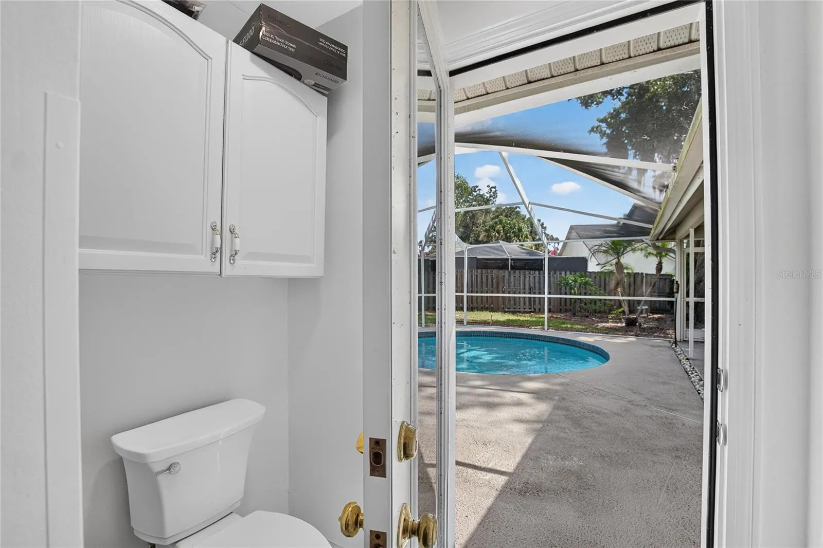 Bath 2 w/Pool Access