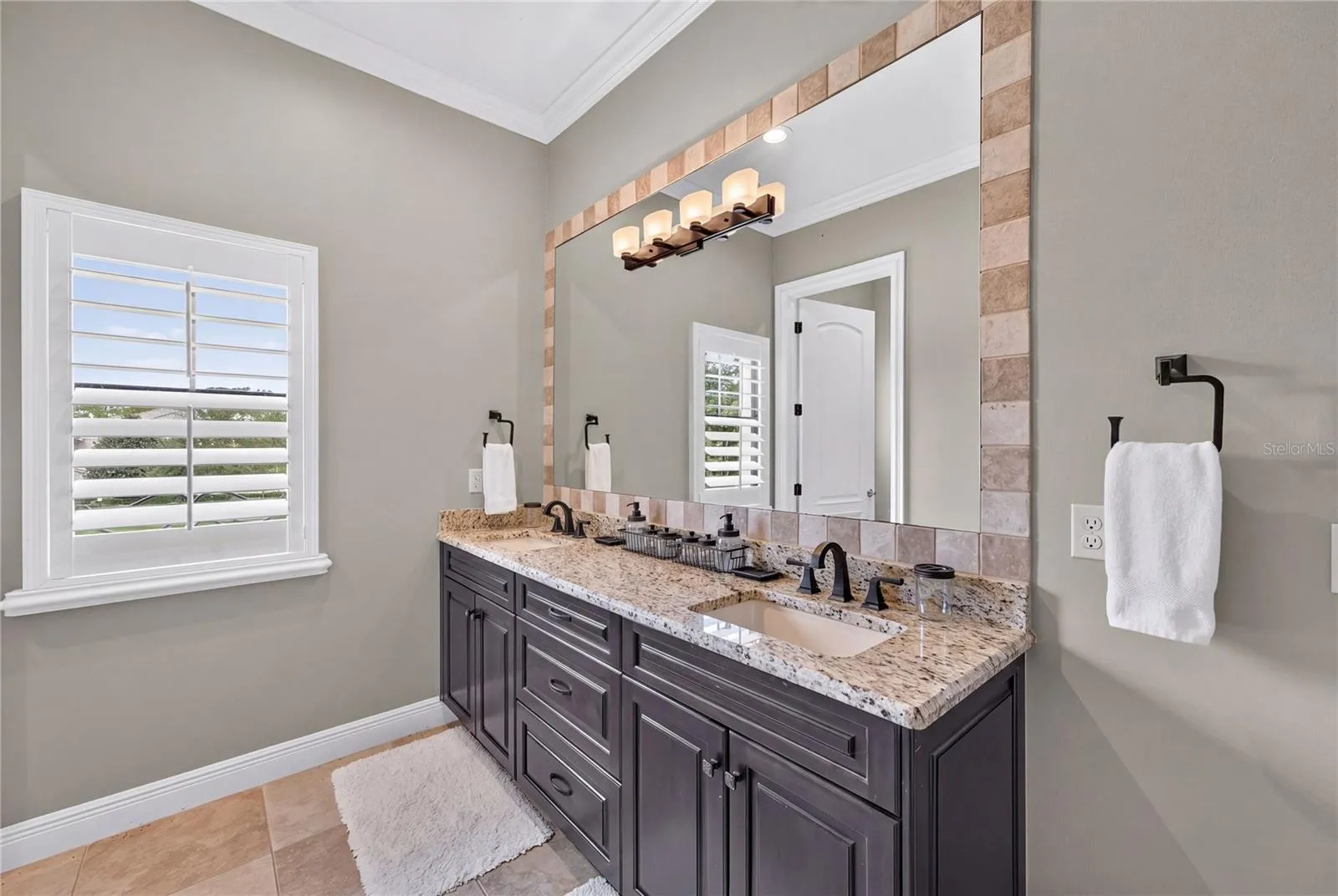This Jack and Jill bath lies between bedroom 5 and Bedroom 6.