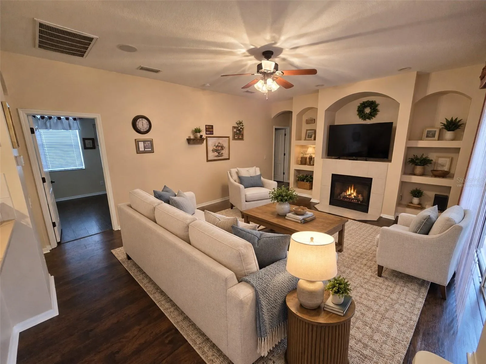 Familyroom    “virtually staged”
