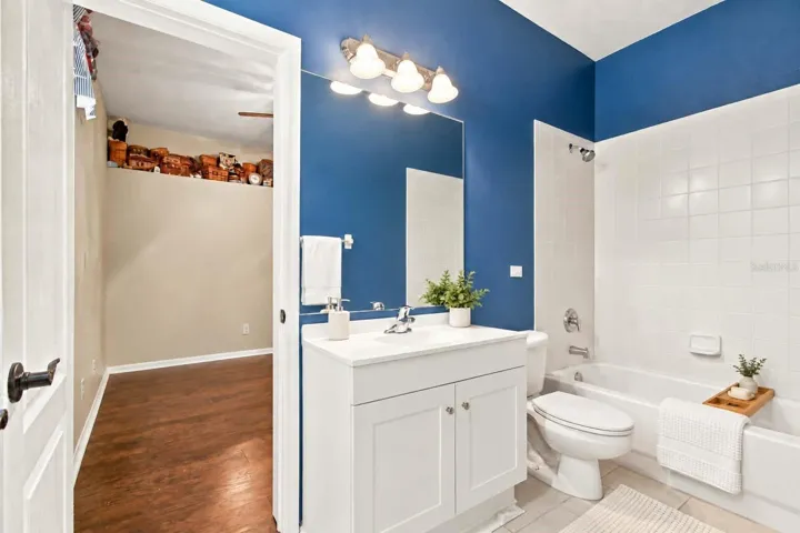 Jack &amp; Jill BathBetween Bedroom 2 &amp; 3