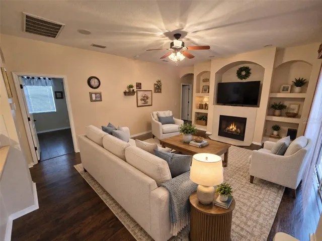 Familyroom    “virtually staged”
