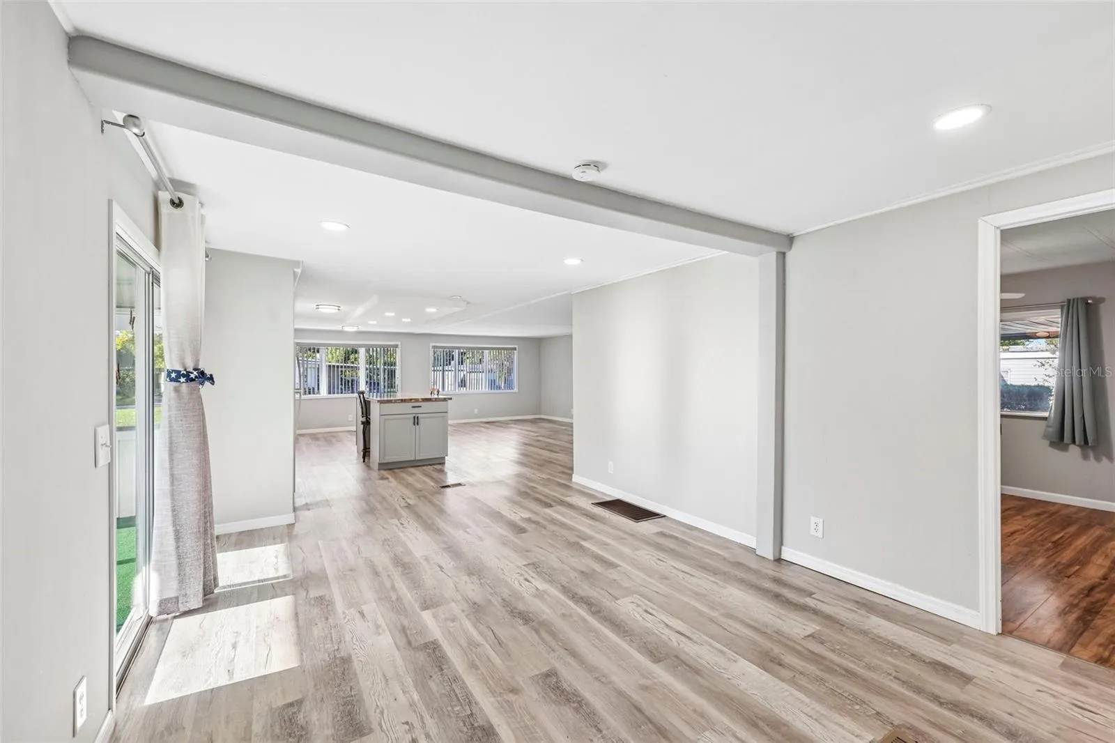 Livingroom into kitchen