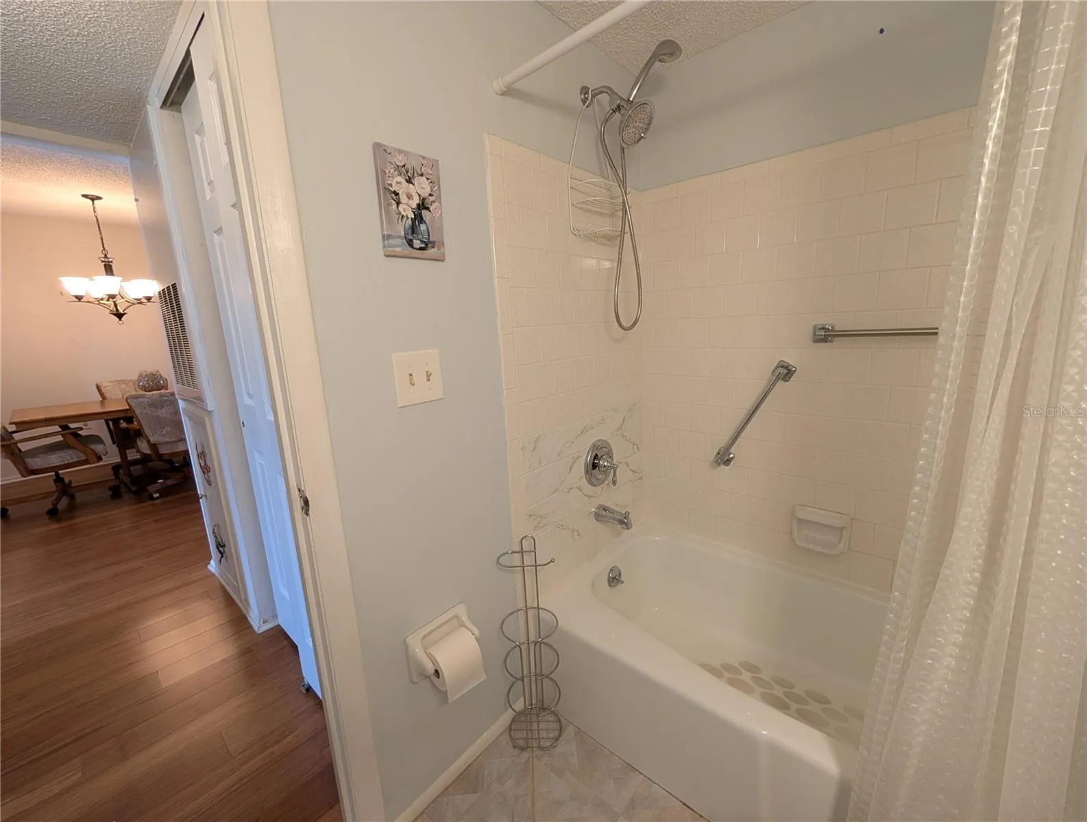 Guest bathroom w/tub &amp; shower.