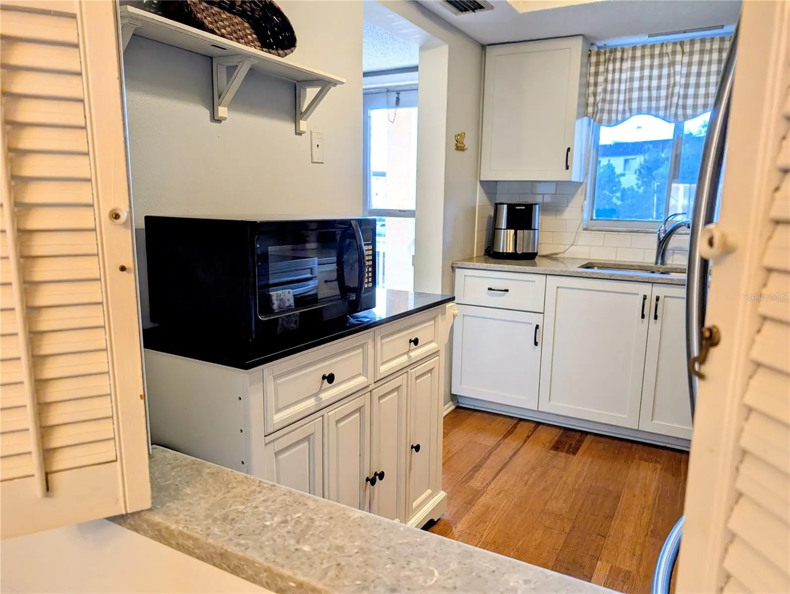 Convenient pass-thru from kitchen to dining area
