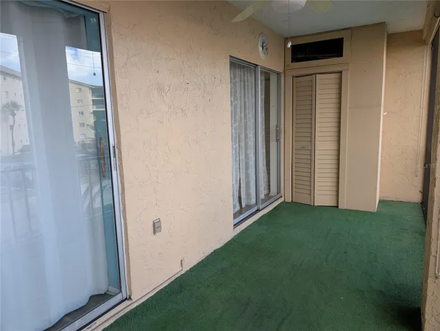 Sliding glass doors from both living &amp; master bedrooms.