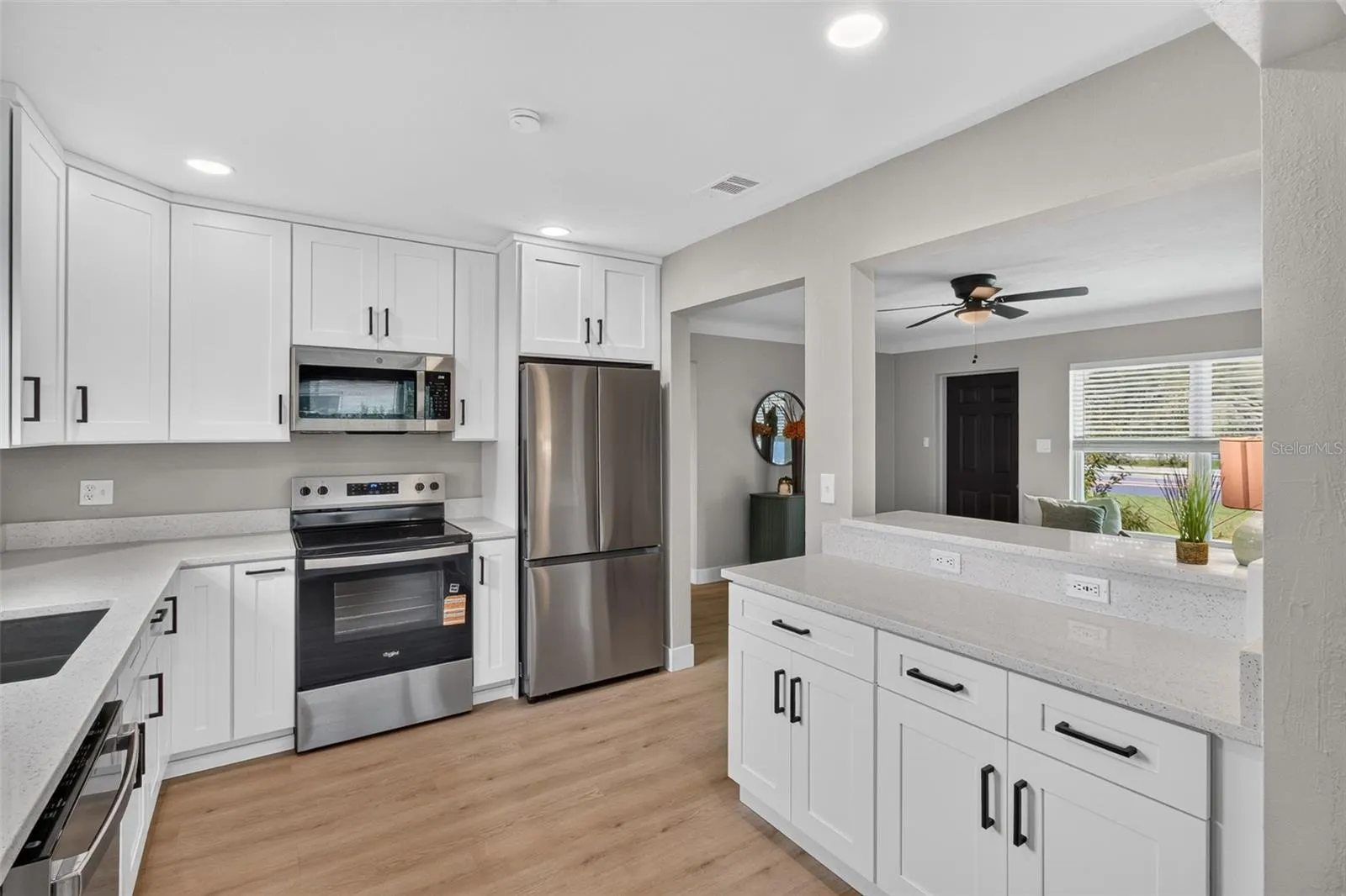 KITCHEN WITH BAR PERFECT FOR 2