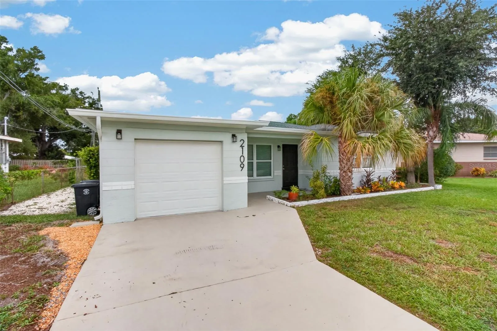 SINGLE CAR GARAGE W/ADDITIONAL PARKING BESIDE DRIVE WAY