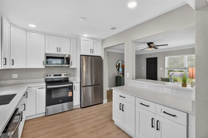 KITCHEN WITH BAR PERFECT FOR 2