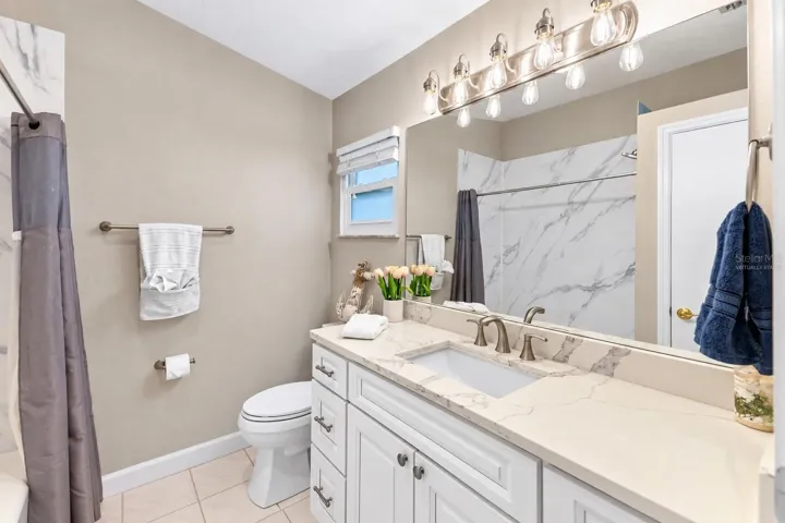Bedroom 2 en suite bath.