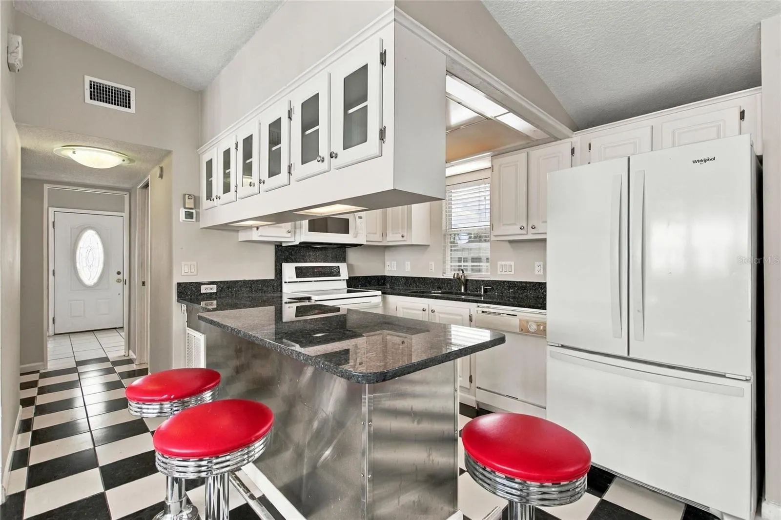 Kitchen with breakfast bar
