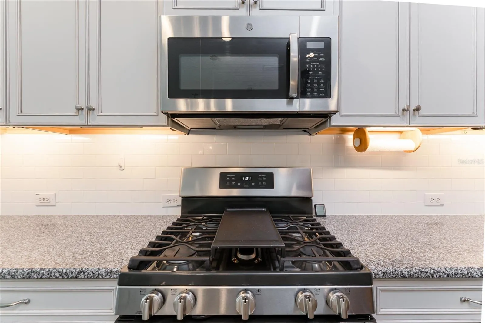 GE 5 burner gas range with oval burner (griddle)