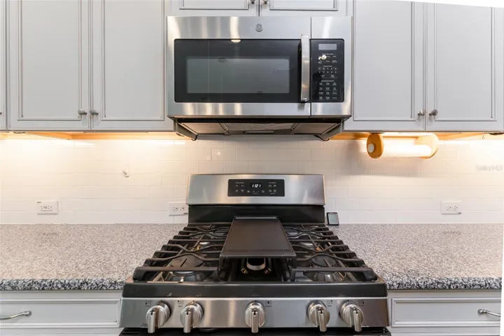GE 5 burner gas range with oval burner (griddle)