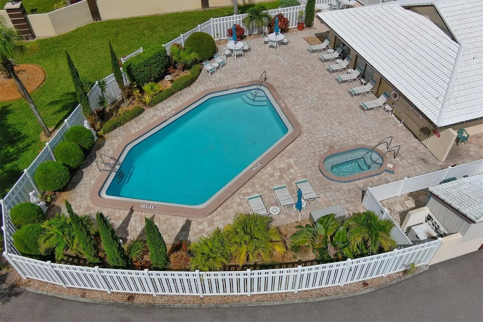 community pool, hot tub, clubhouse