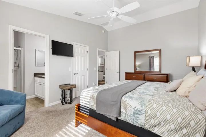 Vaulted Ceiling, En-Suite Bath &amp; Walk-In Closet