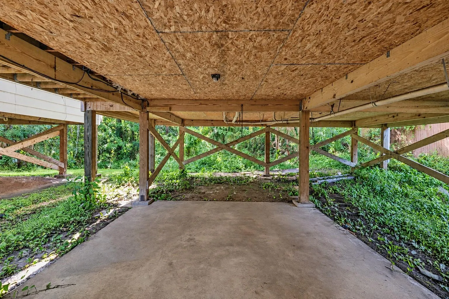 Spacious area under the home