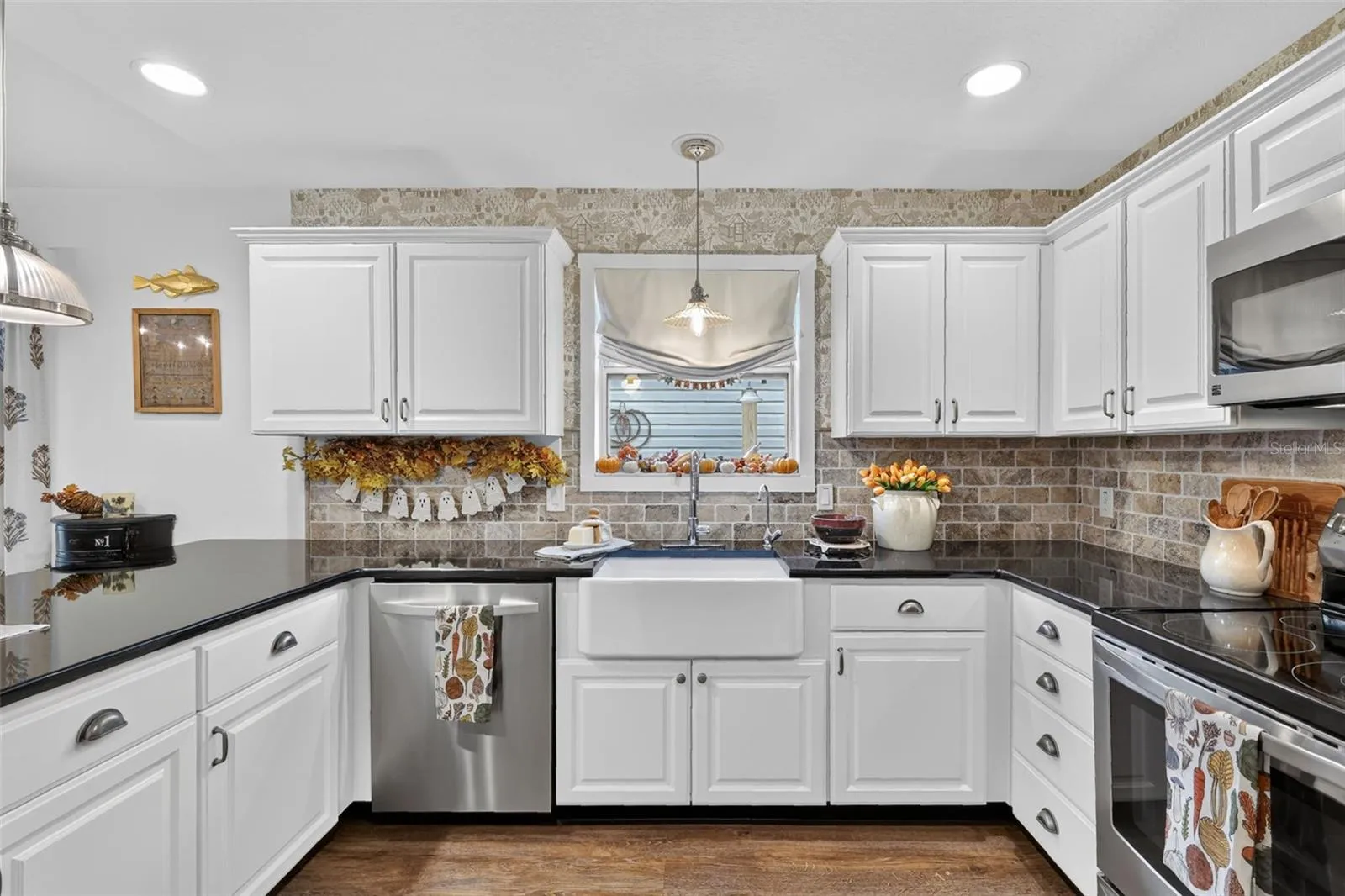 Plenty of Cabinets with Pull Out Drawers