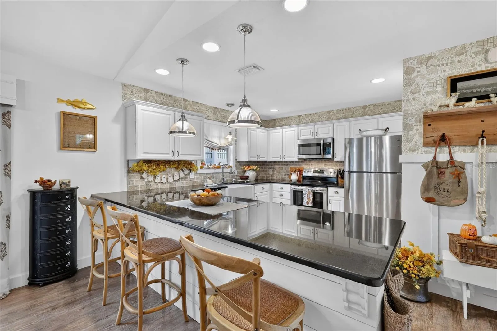 Spacious Kitchen w/Granite Counters
