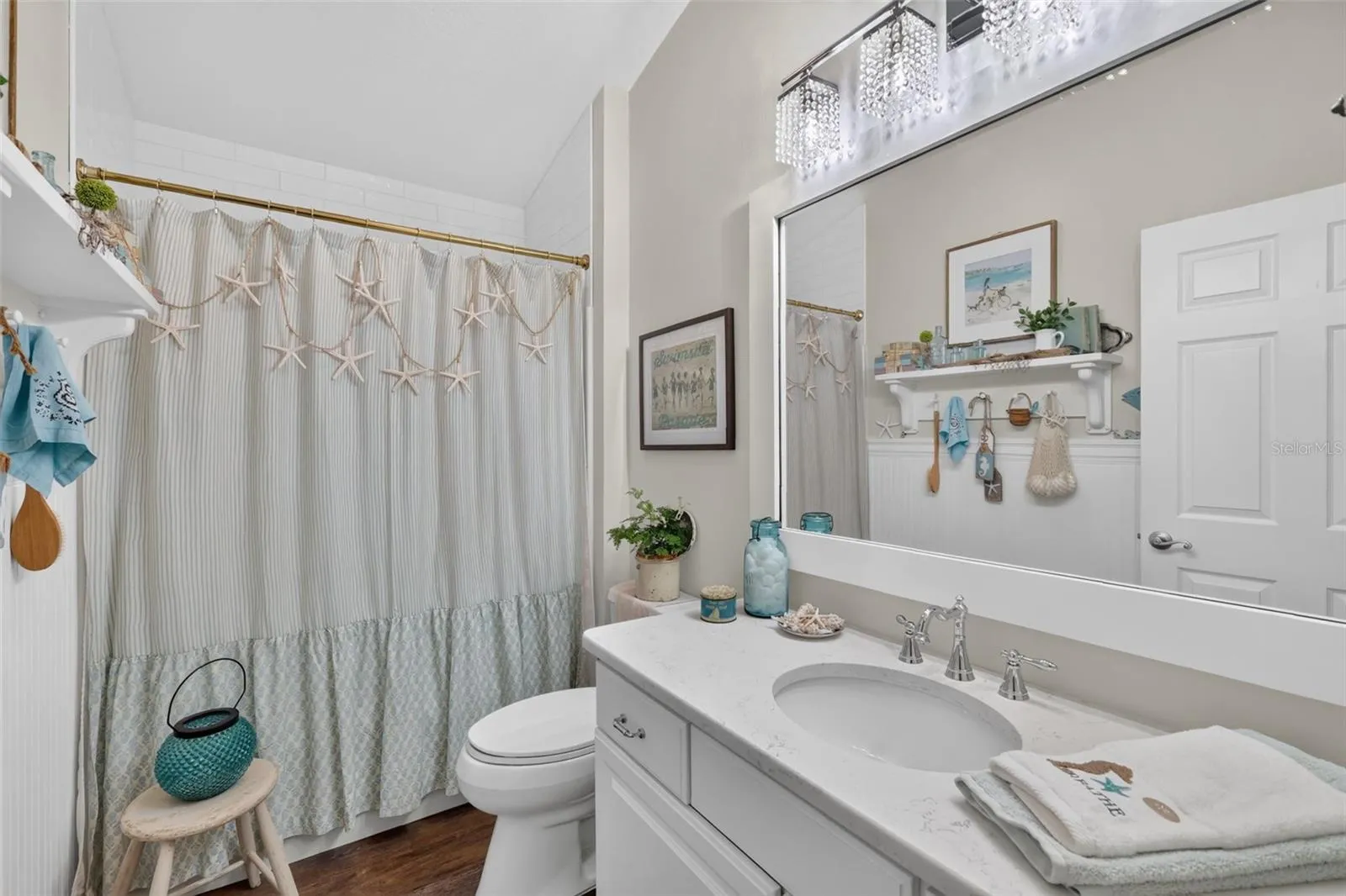 Guest Bath with Tub/Shower