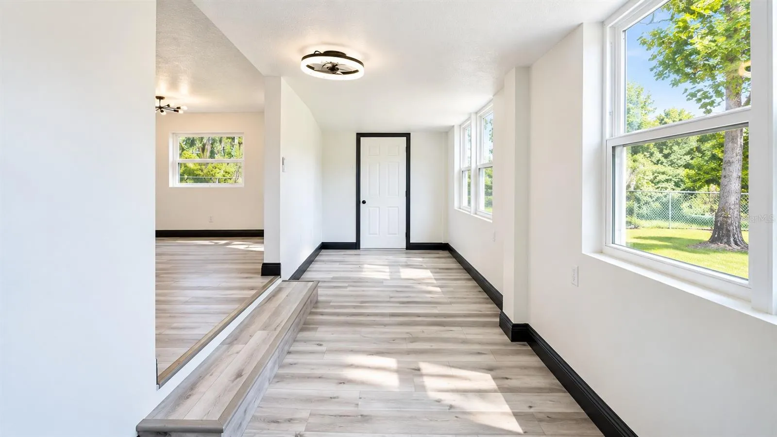 Anteroom &amp; 2 Entrance